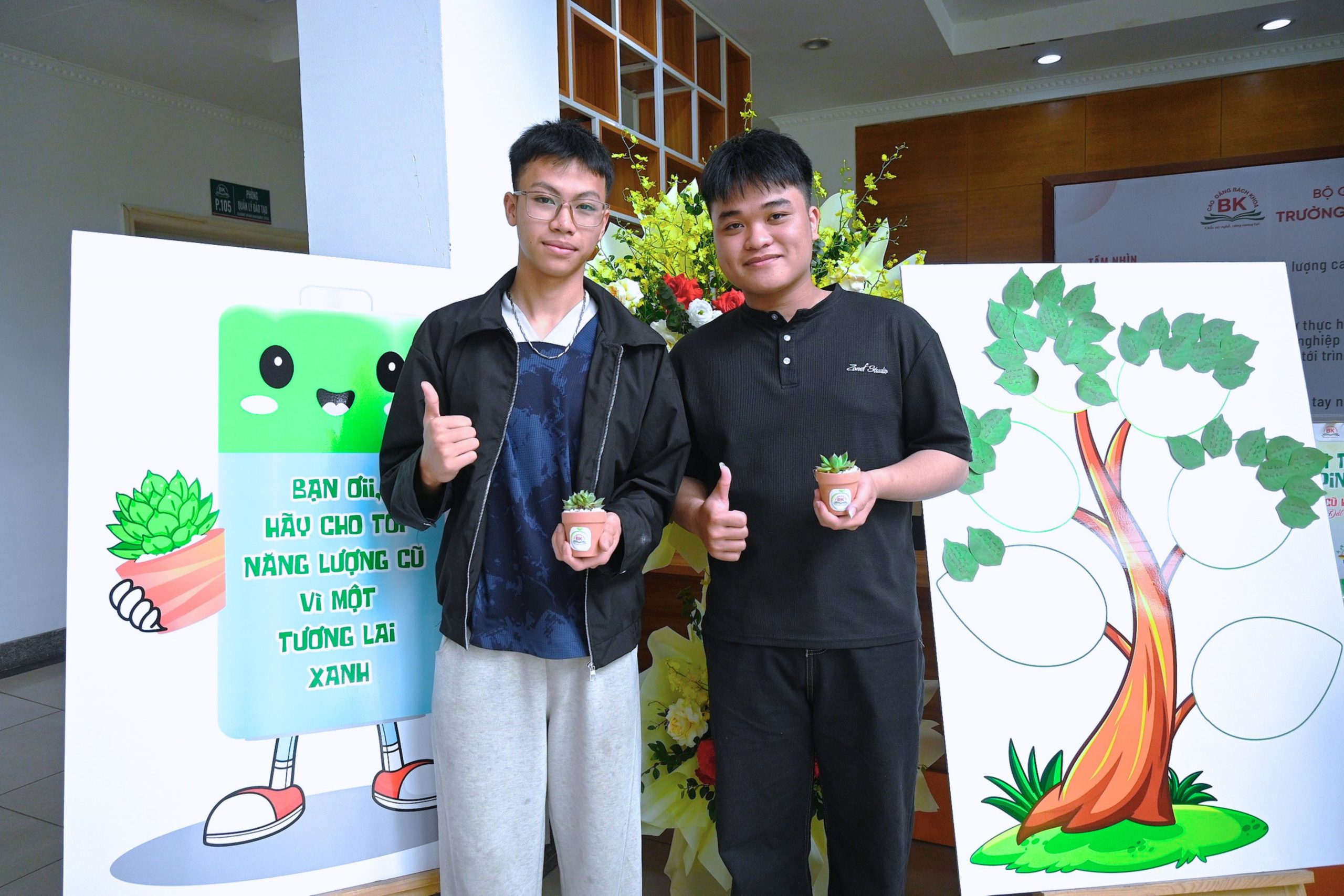 Sinh viên check - in cùng món quà nhỏ tại sự kiện 
