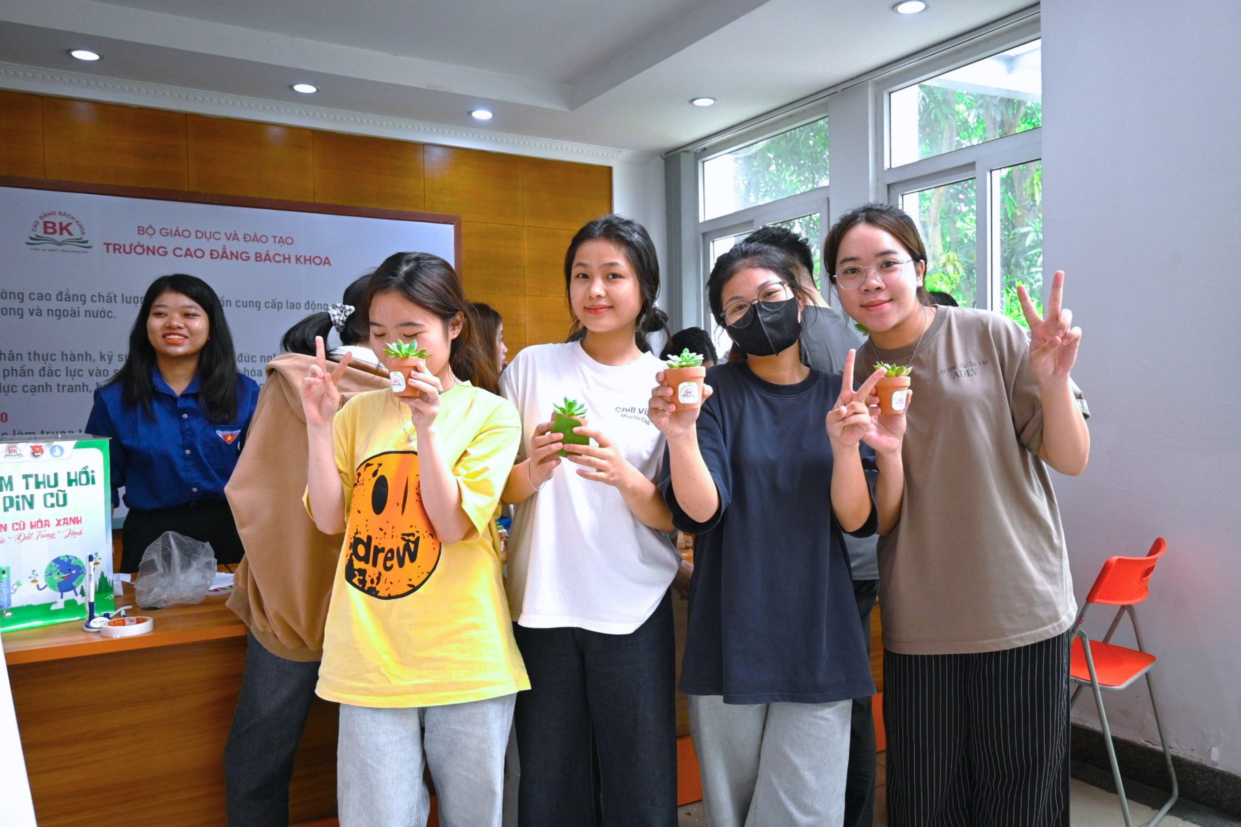 Những nụ cười rạng rỡ của các bạn sinh viên sau hoạt động đổi quà