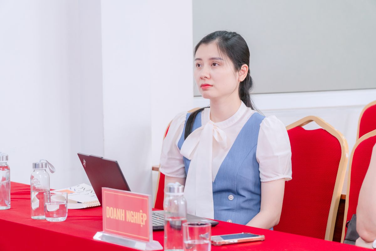 Đại diện doanh nghiệp - Bà Tạ Thị Ngọc Mai - Trưởng nhóm Tuyển dụng Đại diện doanh nghiệp - Bà Tạ Thị Ngọc Mai - Trưởng nhóm Tuyển dụng