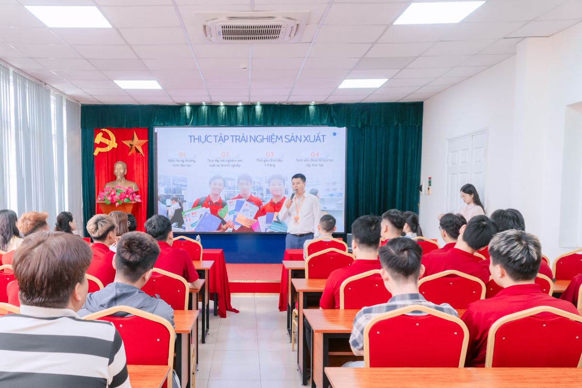 Thầy Trần Văn Trung - Đại diện nhà trường chia sẻ về quá trình thực tập sản xuất Thầy Trần Văn Trung - Đại diện nhà trường chia sẻ về quá trình thực tập sản xuất