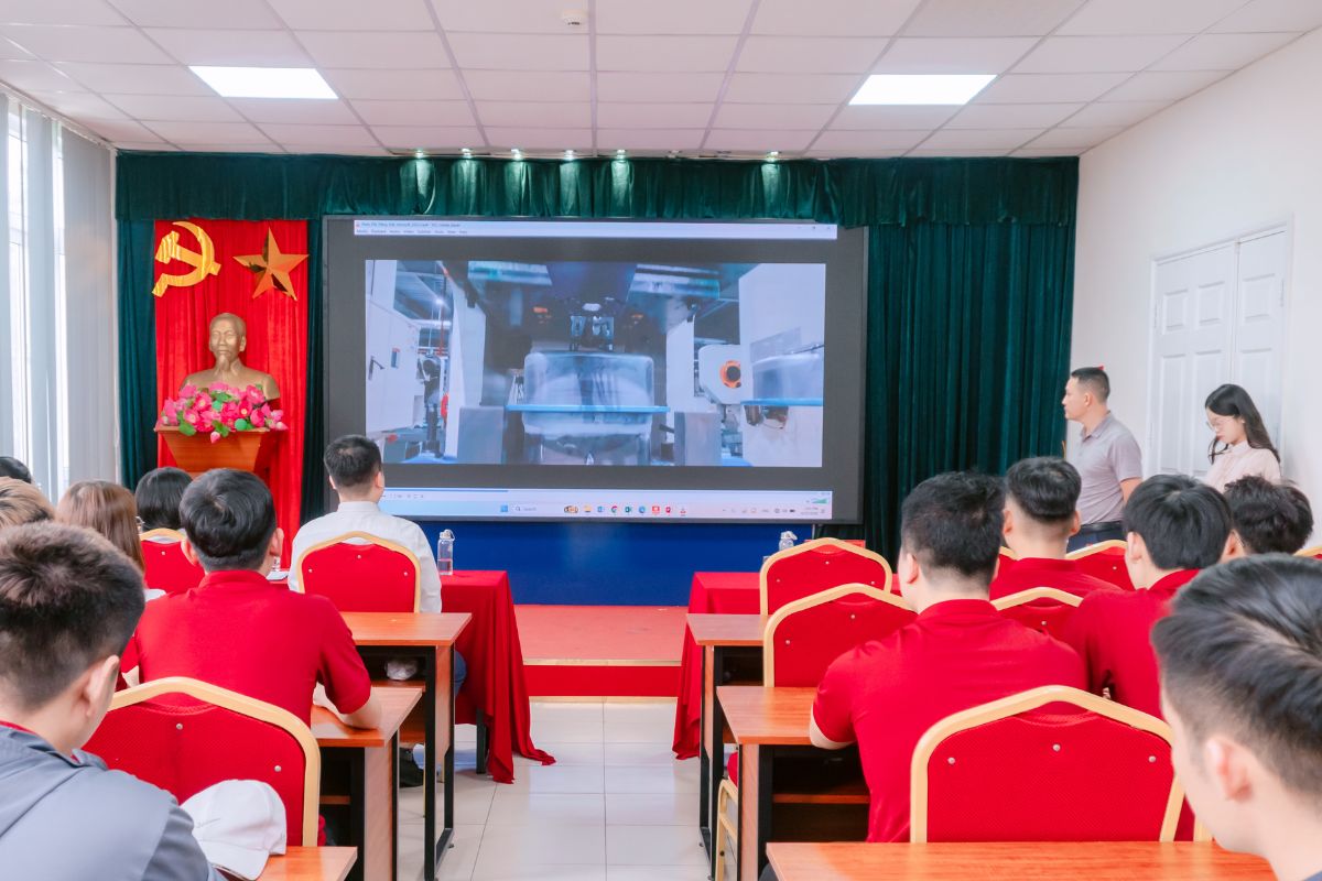 Đại diện doanh nghiệp - Ông Lê Hồng Kỷ - Trưởng phòng Nhân sự giới thiệu hệ thống trang thiết bị tiên tiến tại doanh nghiệp Đại diện doanh nghiệp - Ông Lê Hồng Kỷ - Trưởng phòng Nhân sự giới thiệu hệ thống trang thiết bị tiên tiến tại doanh nghiệp