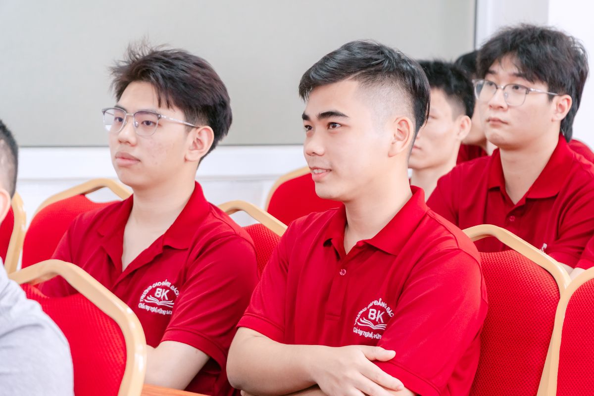 Sinh viên chăm chú lắng nghe chia sẻ từ nhà trường và doanh nghiệp Sinh viên chăm chú lắng nghe chia sẻ từ nhà trường và doanh nghiệp