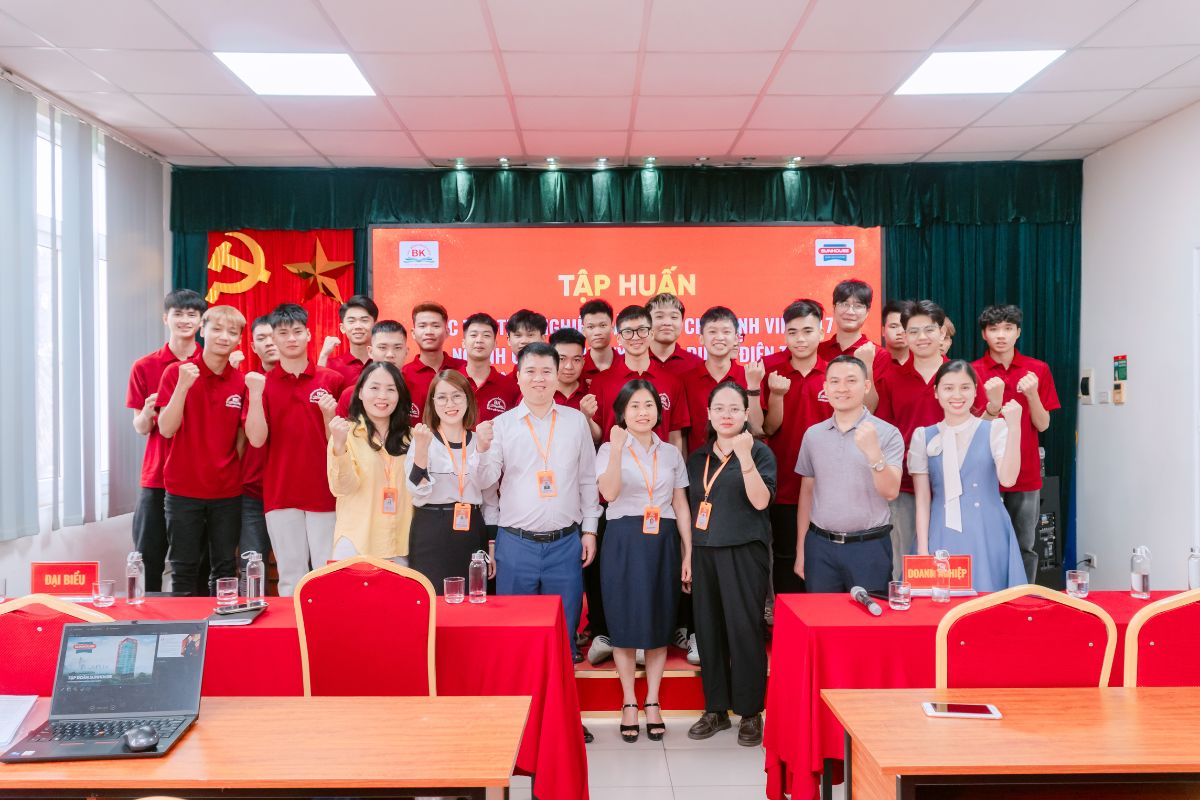 Đại diện nhà trường, doanh nghiệp cùng sinh viên chụp ảnh kỷ niệm sau buổi tập huấn