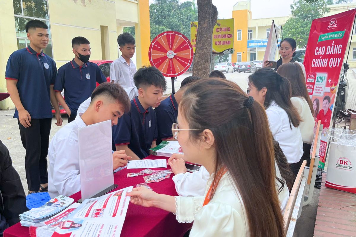 Không khí sôi nổi tại khu vực tư vấn của Trường Cao đẳng Bách Khoa Không khí sôi nổi tại khu vực tư vấn của Trường Cao đẳng Bách Khoa