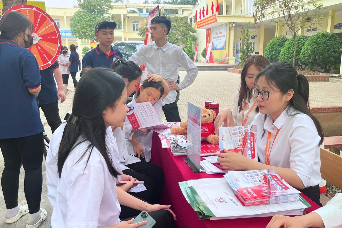 Thầy cô Trường Cao đẳng Bách Khoa tận tâm tư vấn, giải đáp thông tin cho học sinh Thầy cô Trường Cao đẳng Bách Khoa tận tâm tư vấn, giải đáp thông tin cho học sinh