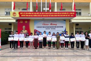 Trường Cao đẳng Bách Khoa trao học bổng “Chắp cánh ước mơ” cho học sinh