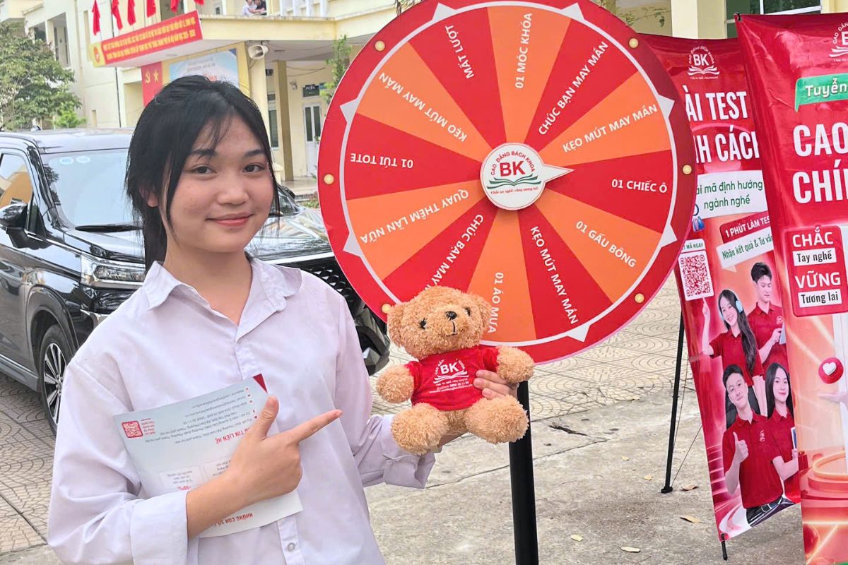 Sinh viên chụp ảnh cùng những phần quà từ minigame Sinh viên chụp ảnh cùng những phần quà từ minigame