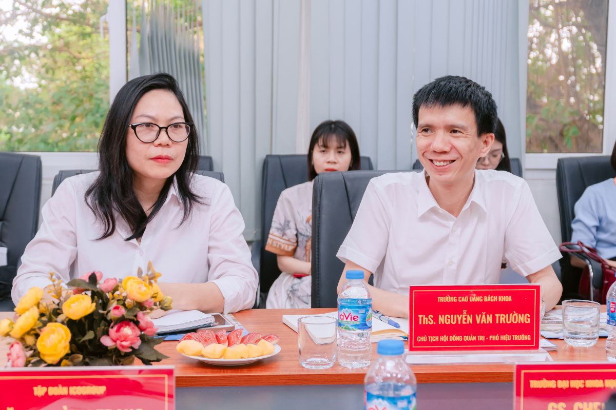 Đại diện Trường Cao đẳng Bách Khoa tham dự buổi lễ