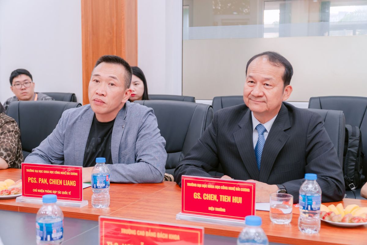 Đại diện Trường Đại học Khoa học và Công nghệ Đài Cương tham dự buổi lễ