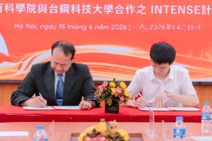 Thầy Nguyễn Văn Trường và thầy Chen, Tien Hui đại diện hai nhà trường ký kết hợp tác