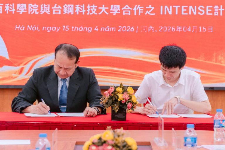 Thầy Nguyễn Văn Trường và thầy Chen, Tien Hui đại diện hai nhà trường ký kết hợp tác