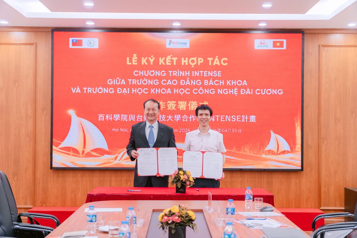 Đại diện Trường Cao đẳng Bách Khoa và Đại diện Trường Đại học Khoa học và Công nghệ Đài Cương chụp ảnh kỷ niệm cùng văn bản ký kết