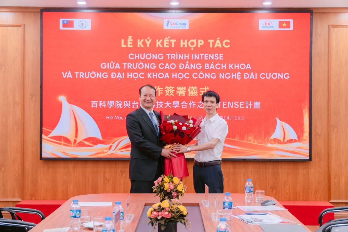 Trường Cao đẳng Bách Khoa tặng hoa kỷ niệm Trường Đại học Khoa học và Công nghệ Đài Cương