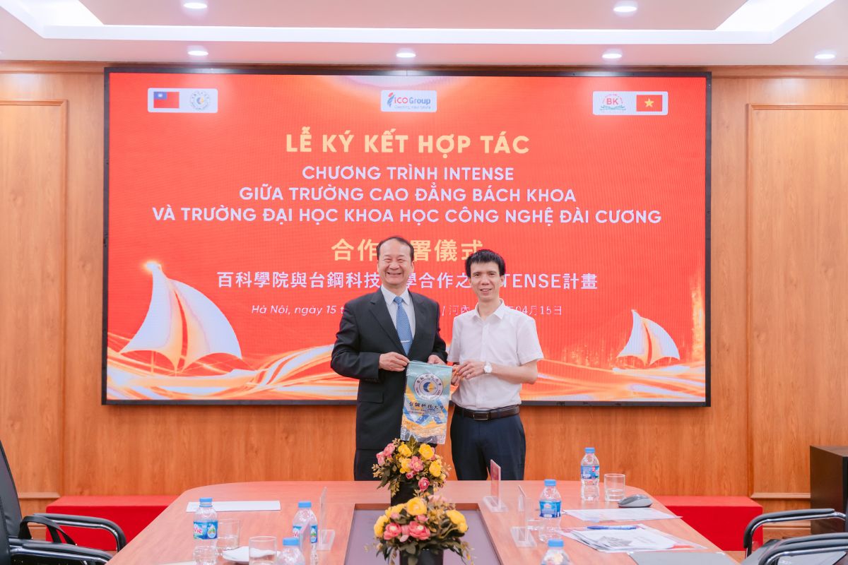 Đại diện Trường Đại học Khoa học và Công nghệ Đài Cương tặng quà kỷ niệm nhà trường