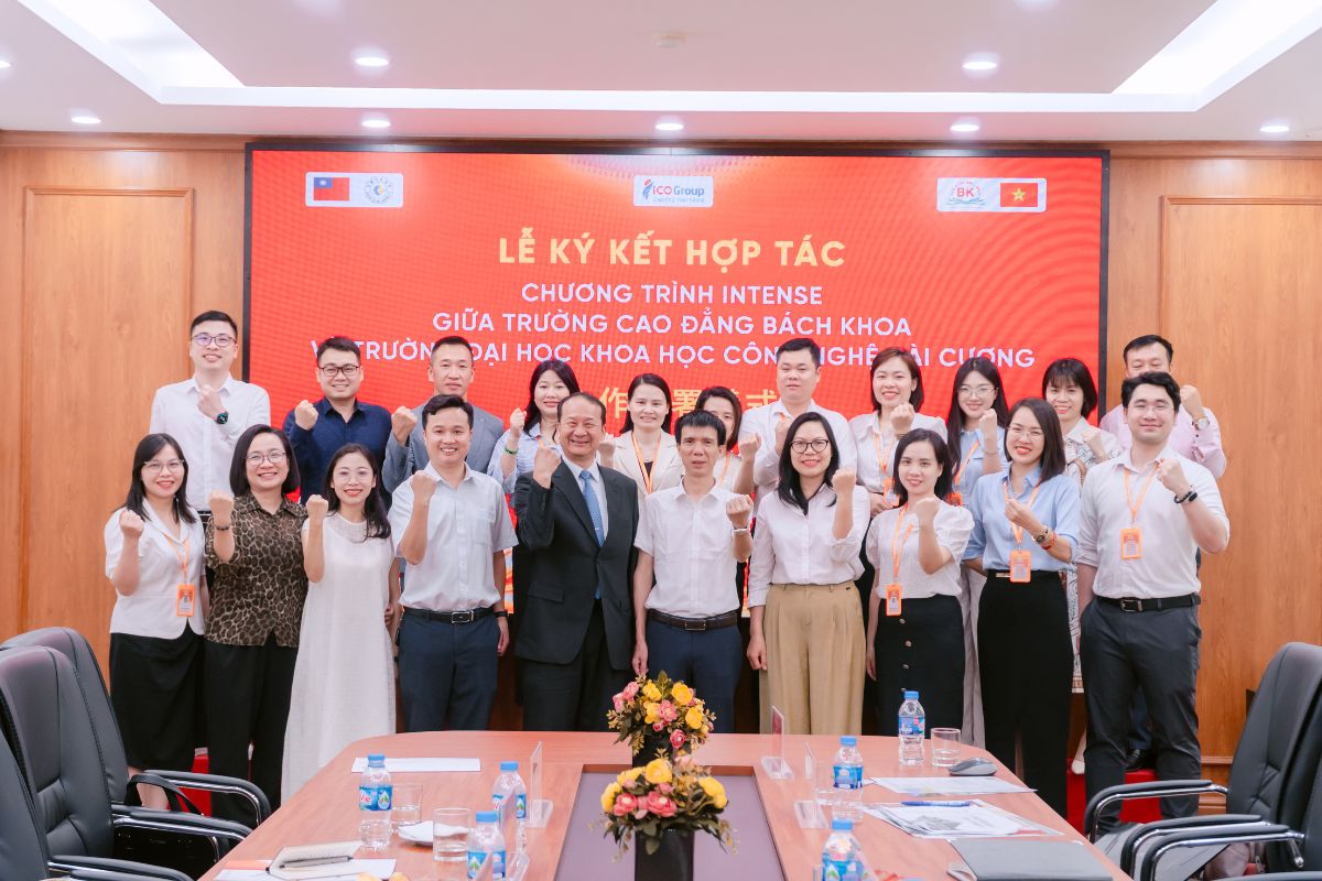 Không khí vui mừng phấn khởi sau buổi lễ ký kết