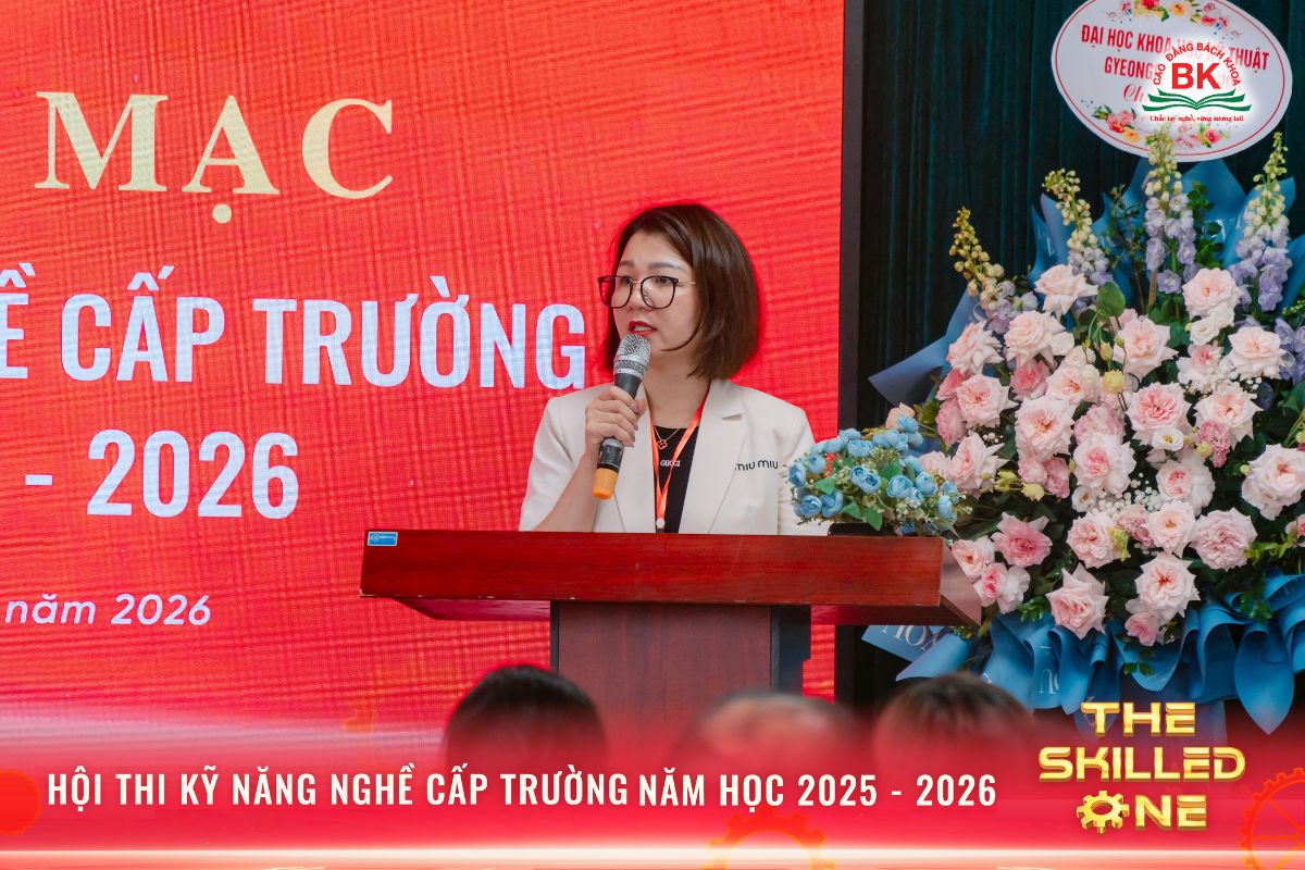 Đại diện Ban Tổ chức - ThS. Đinh Thị Thanh Nga phát biểu và phổ biến chi tiết quy chế thi