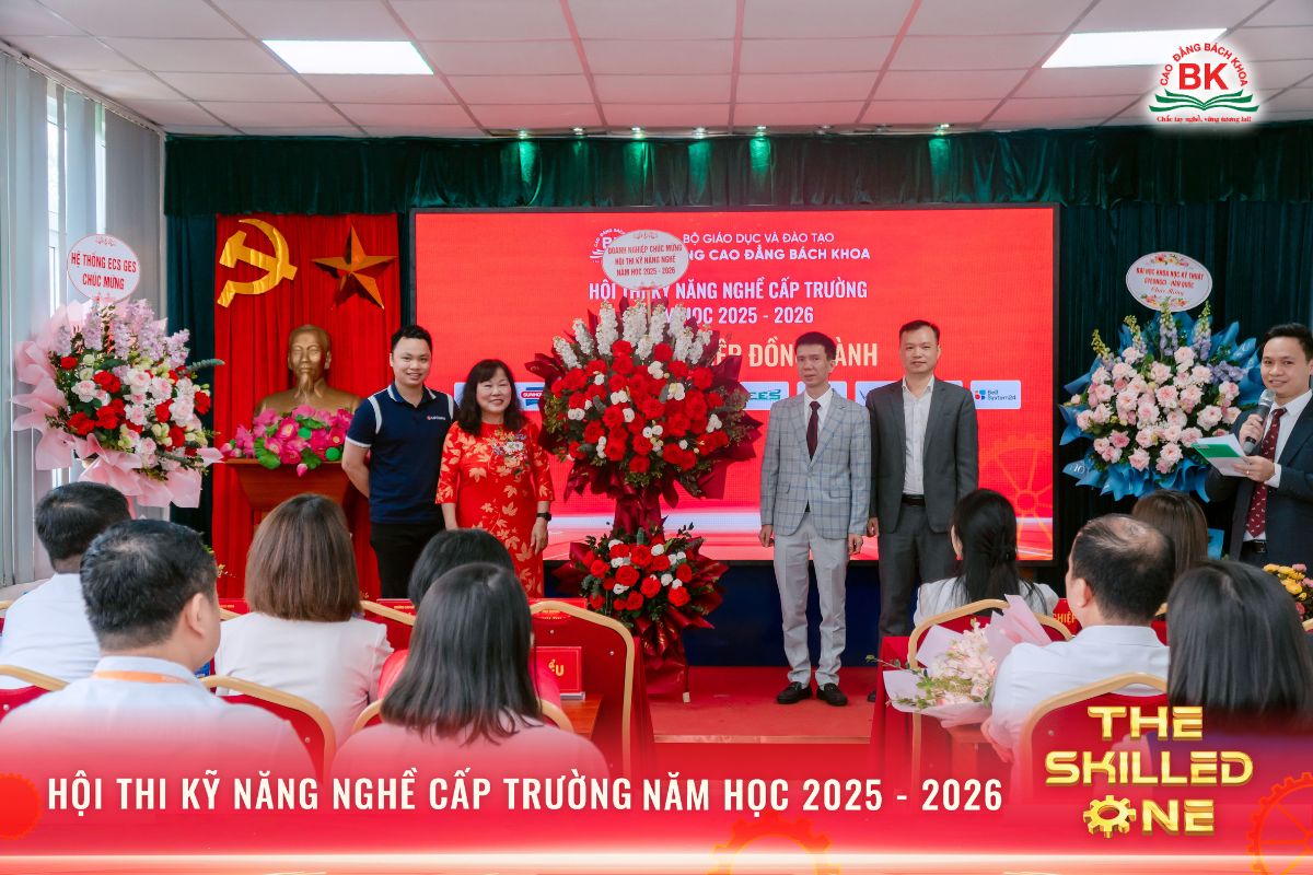 Đại diện Công ty TNHH LG Display Việt Nam Hải Phòng tặng hoa chúc mừng nhà trường