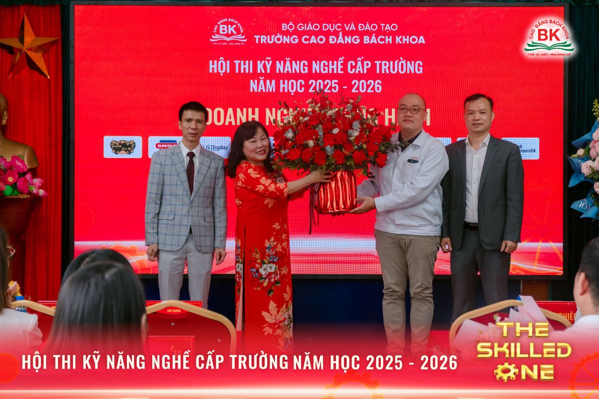 Đại diện Công ty Honda Việt Nam trao lãng hoa chúc mừng nhà trường