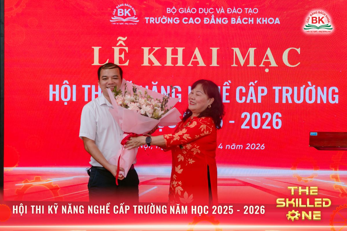 Thầy Hà Ngọc Trung - đại diện Hội đồng Giám khảo tặng hoa chúc mừng nhà trường