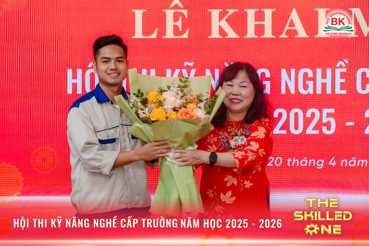 Nhà trường tặng hoa, khích lệ tinh thần sinh viên tại Lễ khai mạc Hội thi