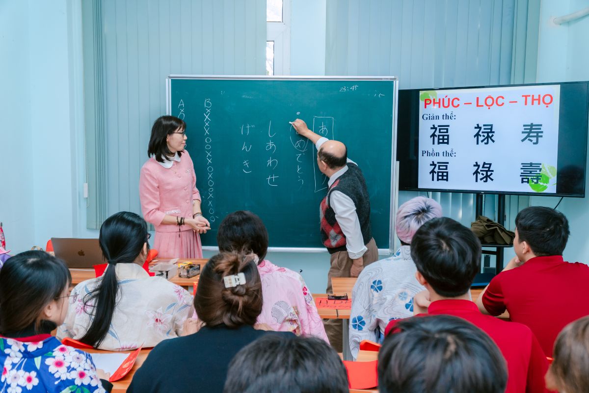 Sinh viên ngành tiếng Nhật được học lý thuyết cùng với giảng viên nhiều năm kinh nghiệm Sinh viên ngành tiếng Nhật được học lý thuyết cùng với giảng viên nhiều năm kinh nghiệm