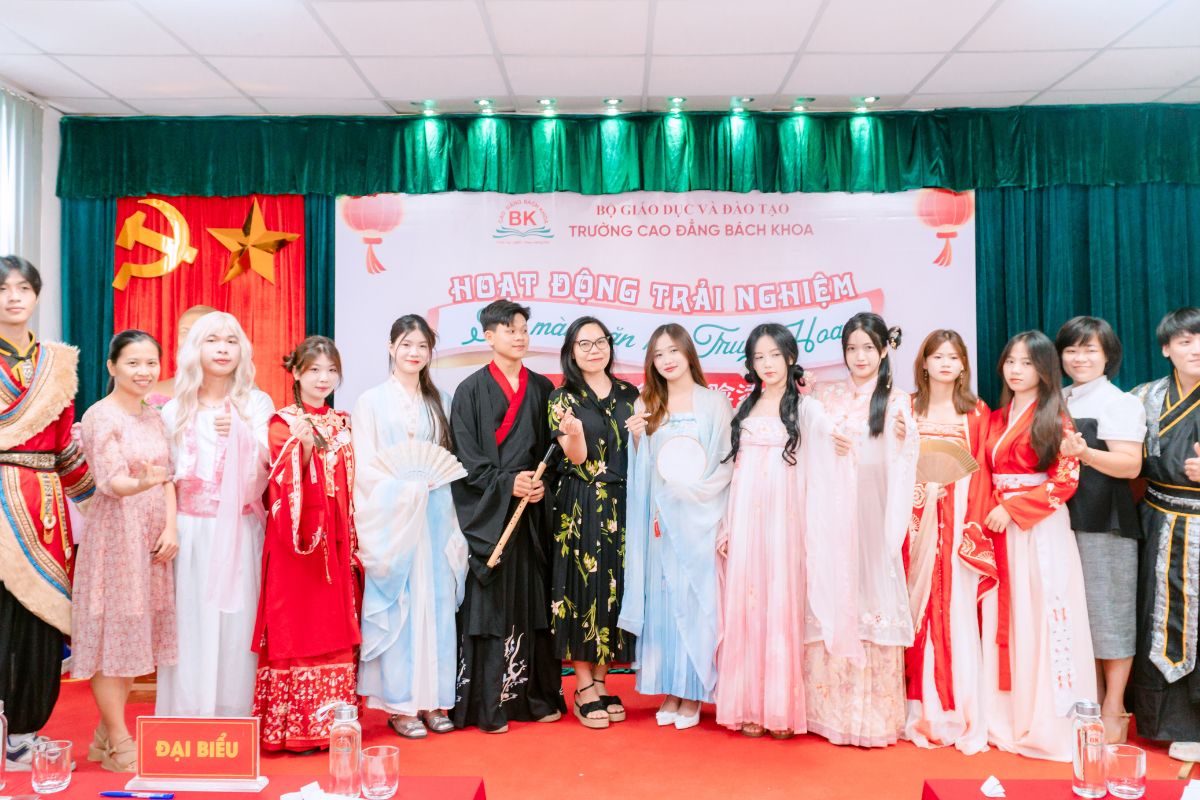 Hoạt động trải nghiệm văn hóa Trung Hoa cho sinh viên ngành tiếng Trung Hoạt động trải nghiệm văn hóa Trung Hoa cho sinh viên ngành tiếng Trung