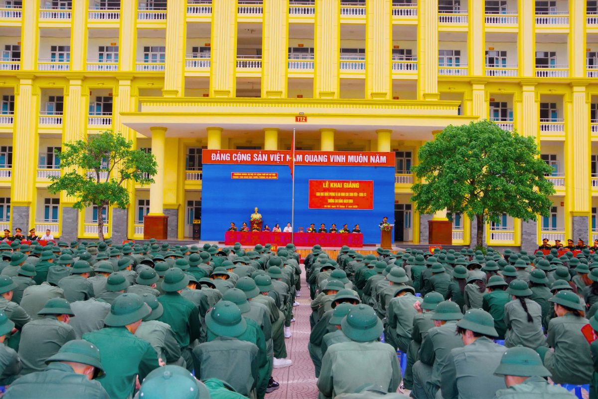 Sinh viên Khóa 16,17 Trường Cao đẳng Bách Khoa bước vào học kỳ Giáo dục Quốc phòng và An ninh