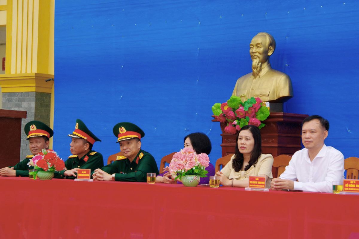 Đại diện nhà trường và cán bộ tại Lễ khai giảng học kỳ Giáo dục Quốc phòng và An ninh