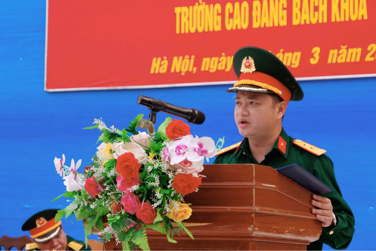 Đại diện giảng viên môn Giáo dục Quốc phòng và An ninh đọc diễn văn tại buổi lễ