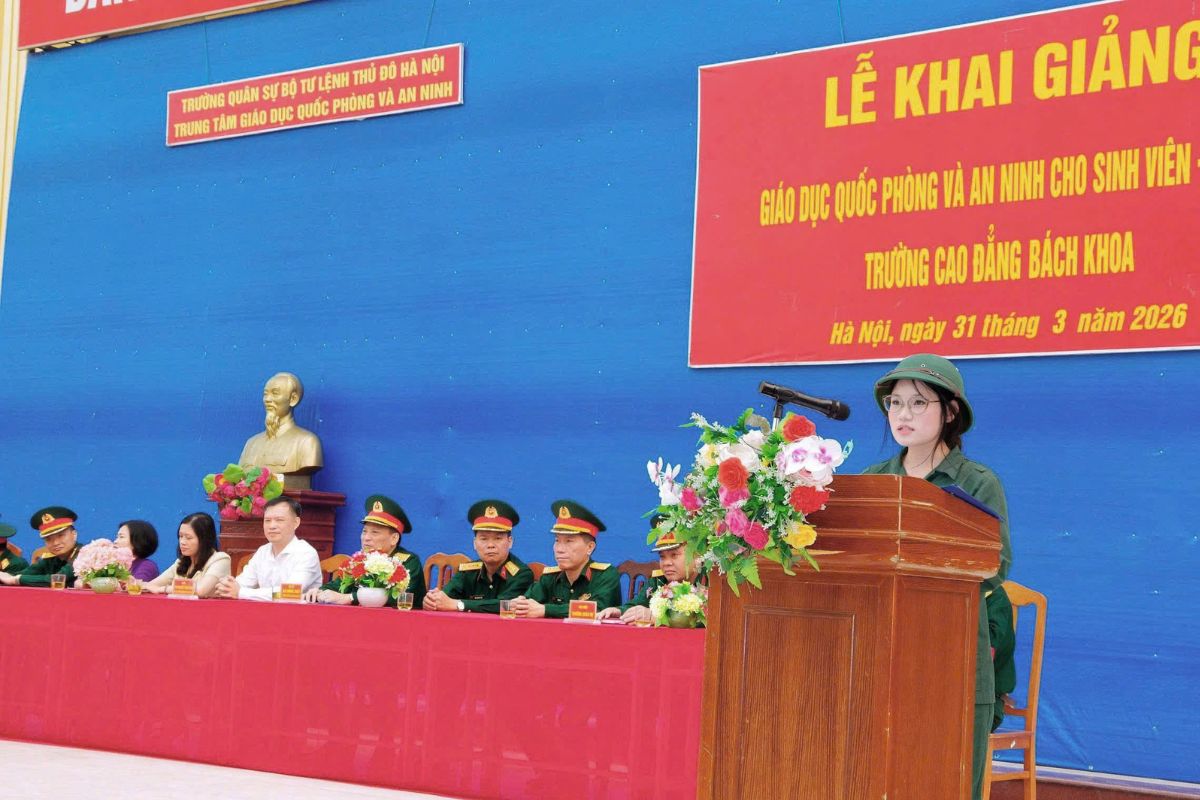 Đại diện sinh viên Cao đẳng Bách Khoa phát biểu cảm nghĩ trước và cam kết trước khi bước vào kỳ học