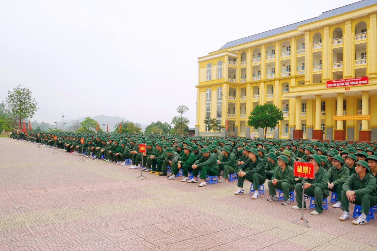 Sinh viên chăm chú lắng nghe chia sẻ từ các cán bộ, thầy cô