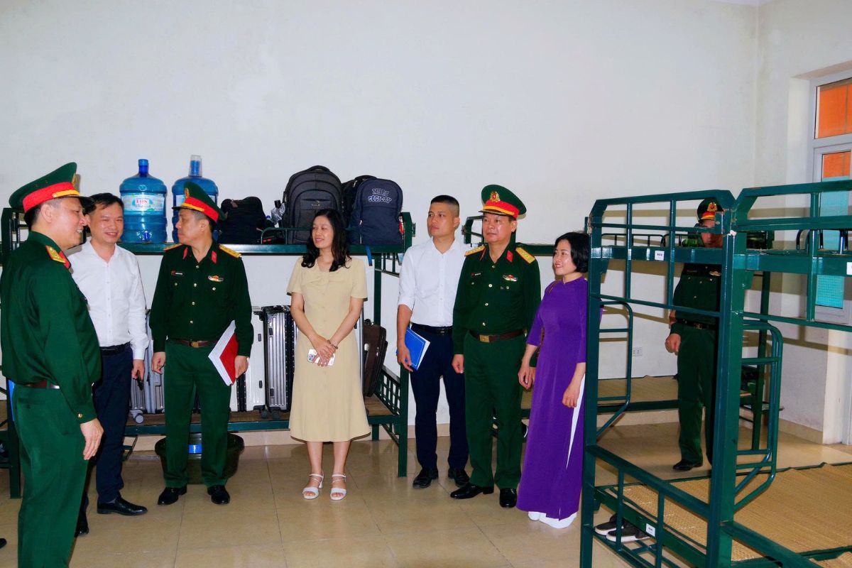 Đại diện nhà trường đi thăm khu vực sinh hoạt của đơn vị