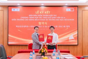 Thầy Nguyễn Văn Trường thay mặt Trường Cao đẳng Bách Khoa tặng quà kỷ niệm Trường Đại học nữ Suwon