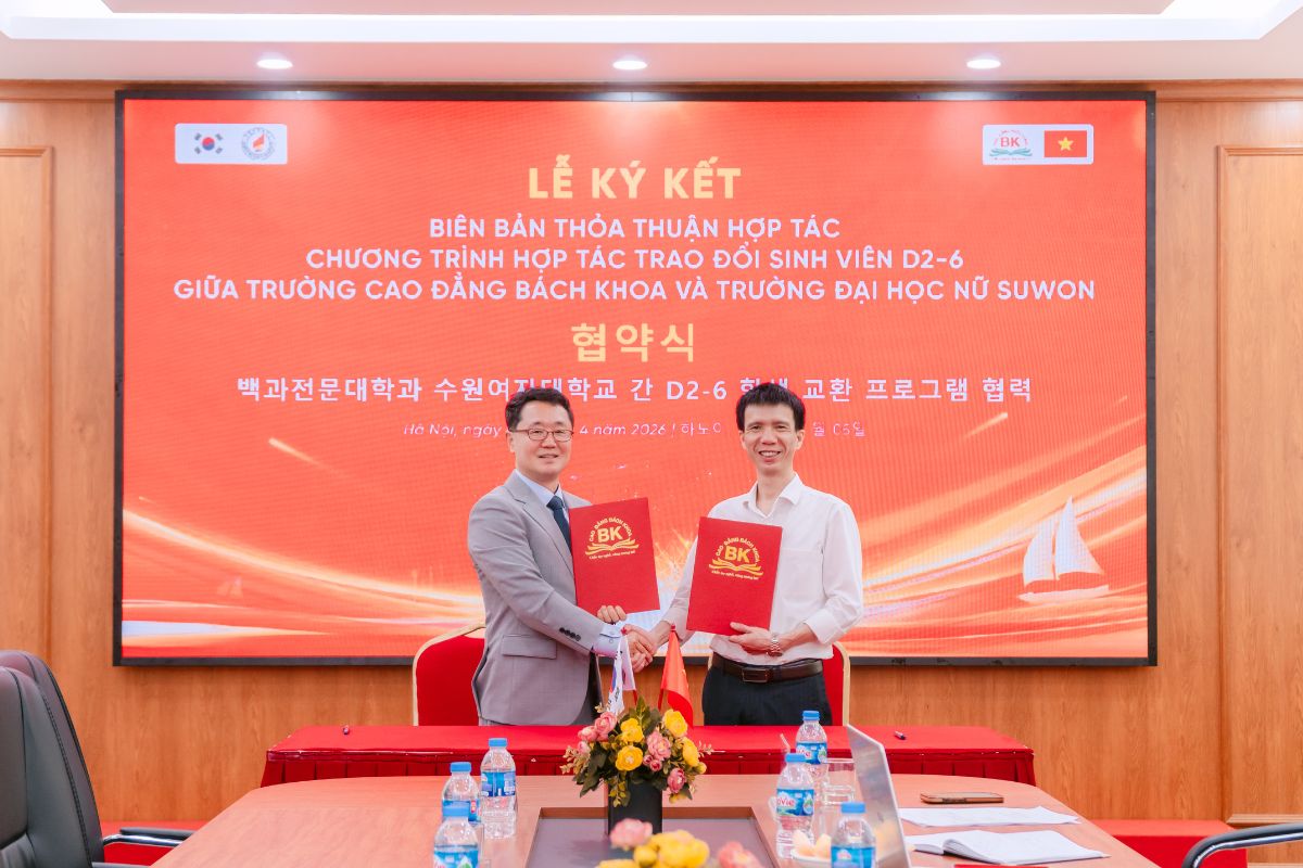 Thầy Nguyễn Văn Trường thay mặt Trường Cao đẳng Bách Khoa tặng quà kỷ niệm Trường Đại học nữ Suwon