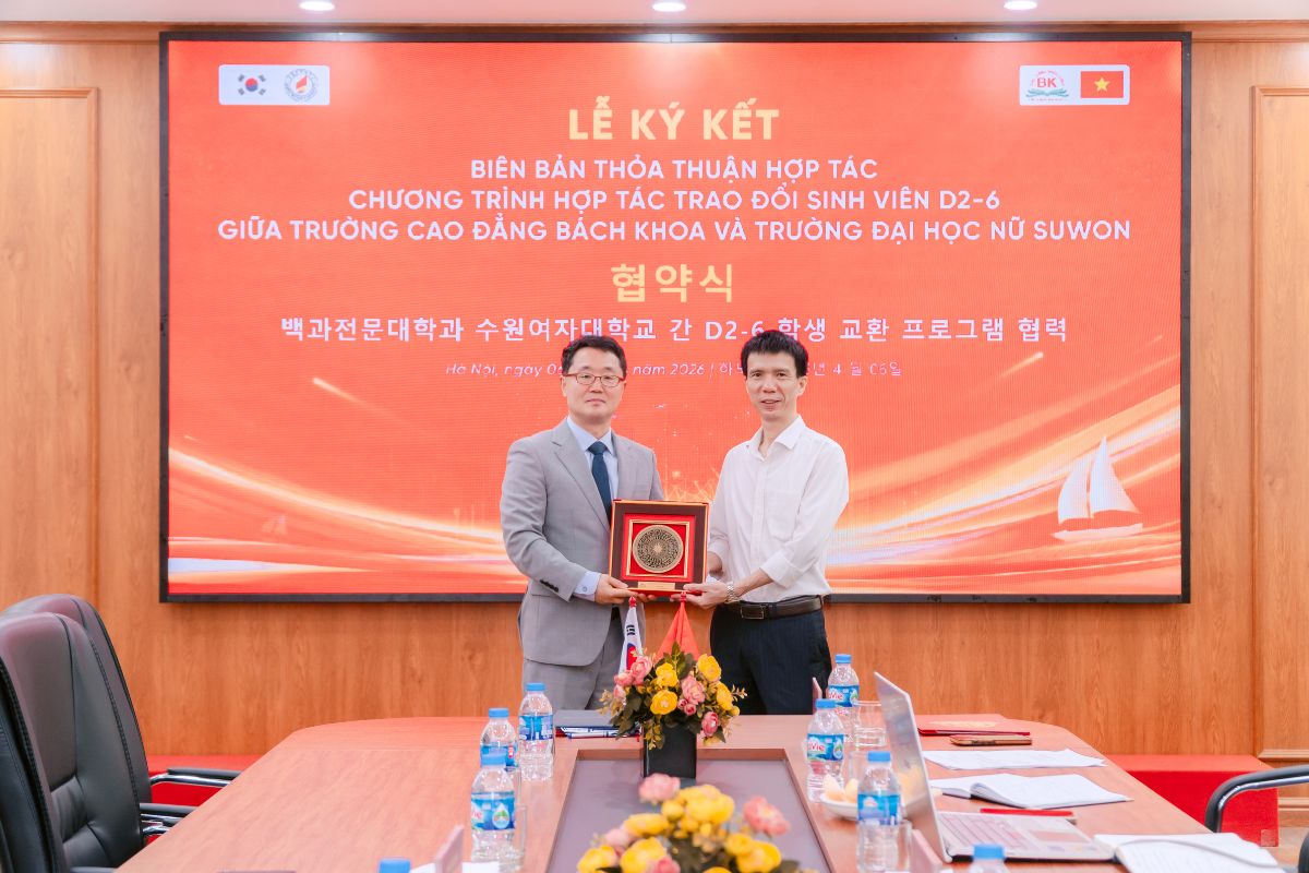 Thầy Nguyễn Văn Trường thay mặt Trường Cao đẳng Bách Khoa tặng quà kỷ niệm Trường Đại học nữ Suwon Thầy Nguyễn Văn Trường thay mặt Trường Cao đẳng Bách Khoa tặng quà kỷ niệm Trường Đại học nữ Suwon