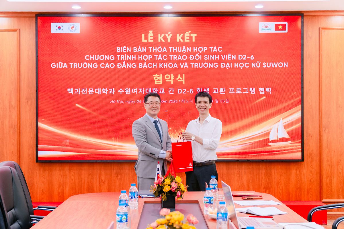 Đại diện Trường Đại học nữ Suwon - Ông Sae-Kyun Jeong tặng quà kỷ niệm nhà trường Đại diện Trường Đại học nữ Suwon - Ông Sae-Kyun Jeong tặng quà kỷ niệm nhà trường