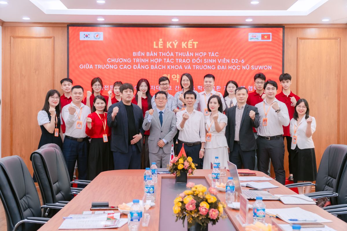 Đại diện hai phía nhà trường cùng chụp ảnh kỷ niệm tại buổi lễ Đại diện hai phía nhà trường cùng chụp ảnh kỷ niệm tại buổi lễ