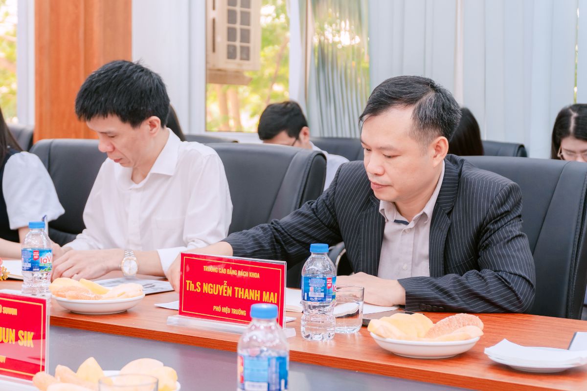 Đại diện Trường Cao đẳng Bách Khoa tham dự buổi lễ Đại diện Trường Cao đẳng Bách Khoa tham dự buổi lễ