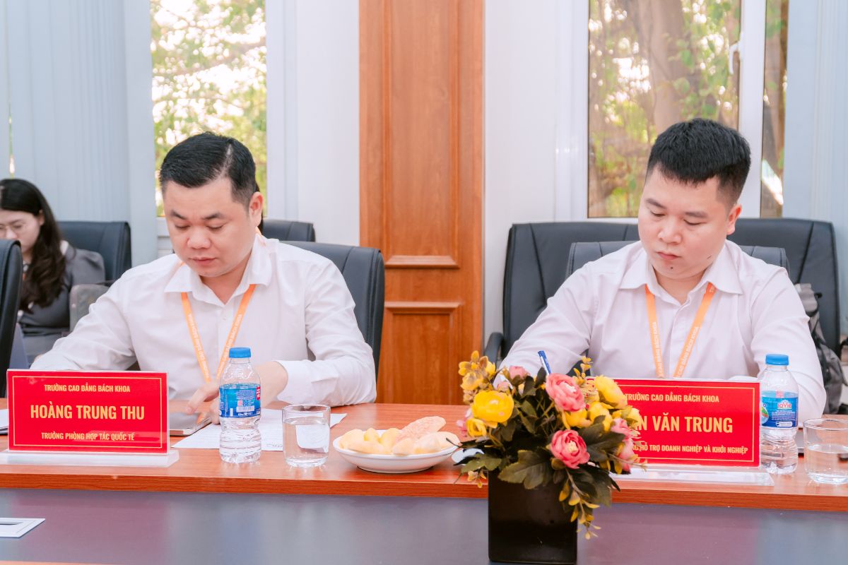 Thầy Hoàng Trung Thu và thầy Trần Văn Trung đại diện phía nhà trường tại buổi lễ Thầy Hoàng Trung Thu và thầy Trần Văn Trung đại diện phía nhà trường tại buổi lễ