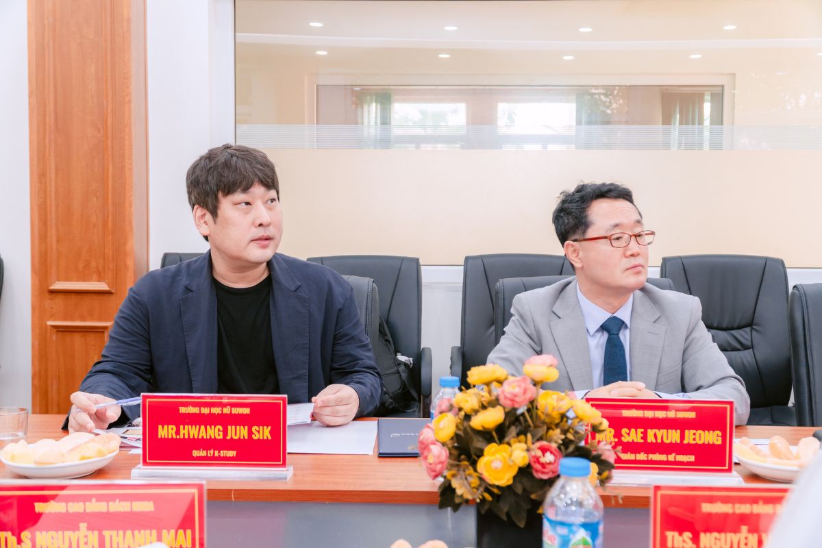 Đại diện Trường Đại học Nữ Suwon tham dự buổi lễ Đại diện Trường Đại học Nữ Suwon tham dự buổi lễ