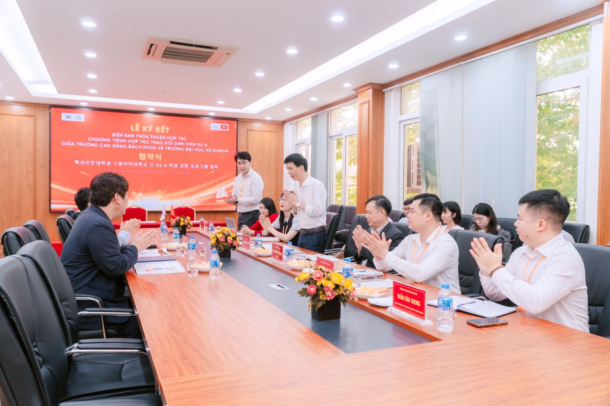 Không khí trao đổi tích cực, cởi mở tại lễ ký kết Biên bản ghi nhớ Không khí trao đổi tích cực, cởi mở tại lễ ký kết Biên bản ghi nhớ