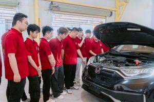 Sinh viên được tiếp cận và tìm hiểu học liệu mới ngay tại buổi lễ