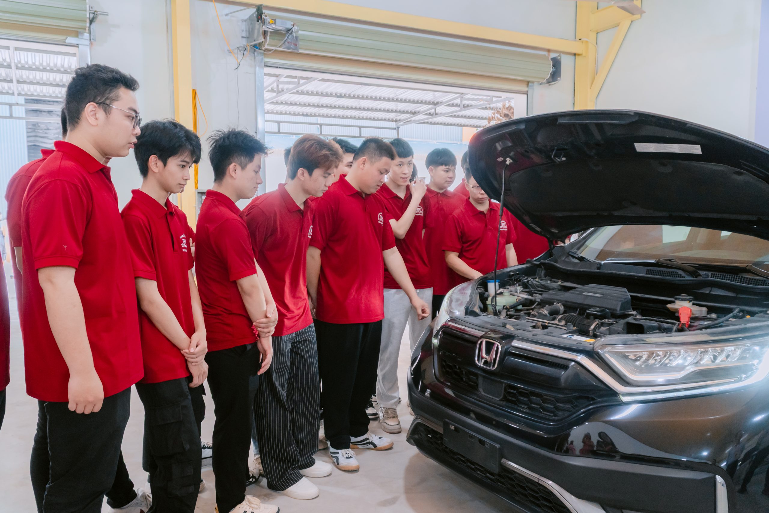 Sinh viên được tiếp cận và tìm hiểu học liệu mới ngay tại buổi lễ