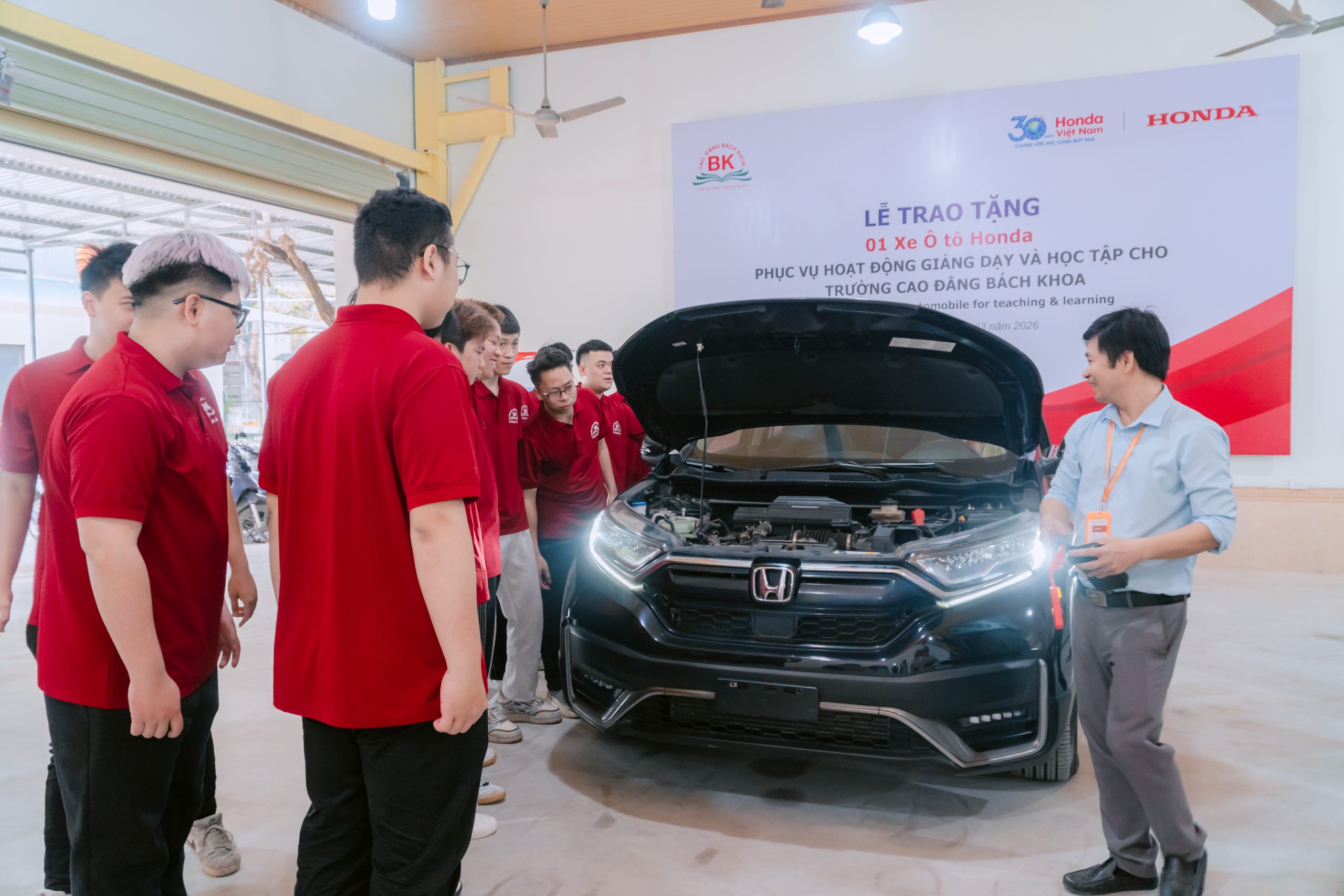 Sinh viên được giảng viên hướng dẫn quan sát và tìm hiểu chiếc xe Sinh viên được giảng viên hướng dẫn quan sát và tìm hiểu chiếc xe