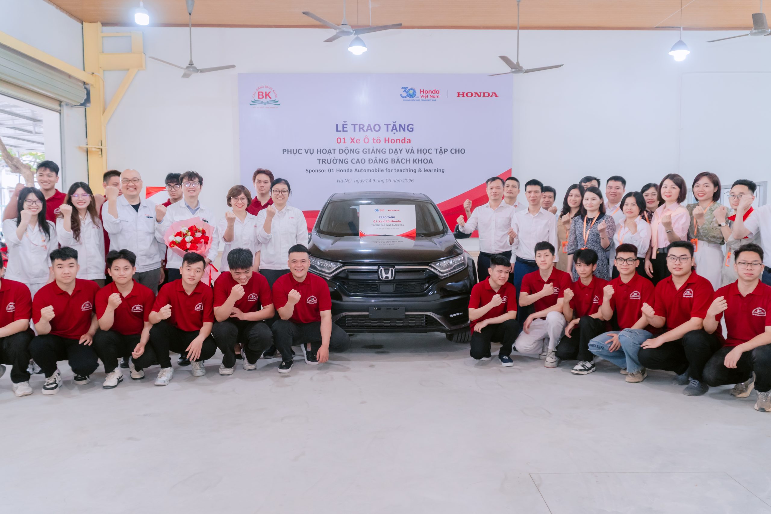 Đại diện nhà trường, doanh nghiệp và toàn thể sinh viên chụp ảnh kỷ niệm trong không khí phấn khởi Đại diện nhà trường, doanh nghiệp và toàn thể sinh viên chụp ảnh kỷ niệm trong không khí phấn khởi