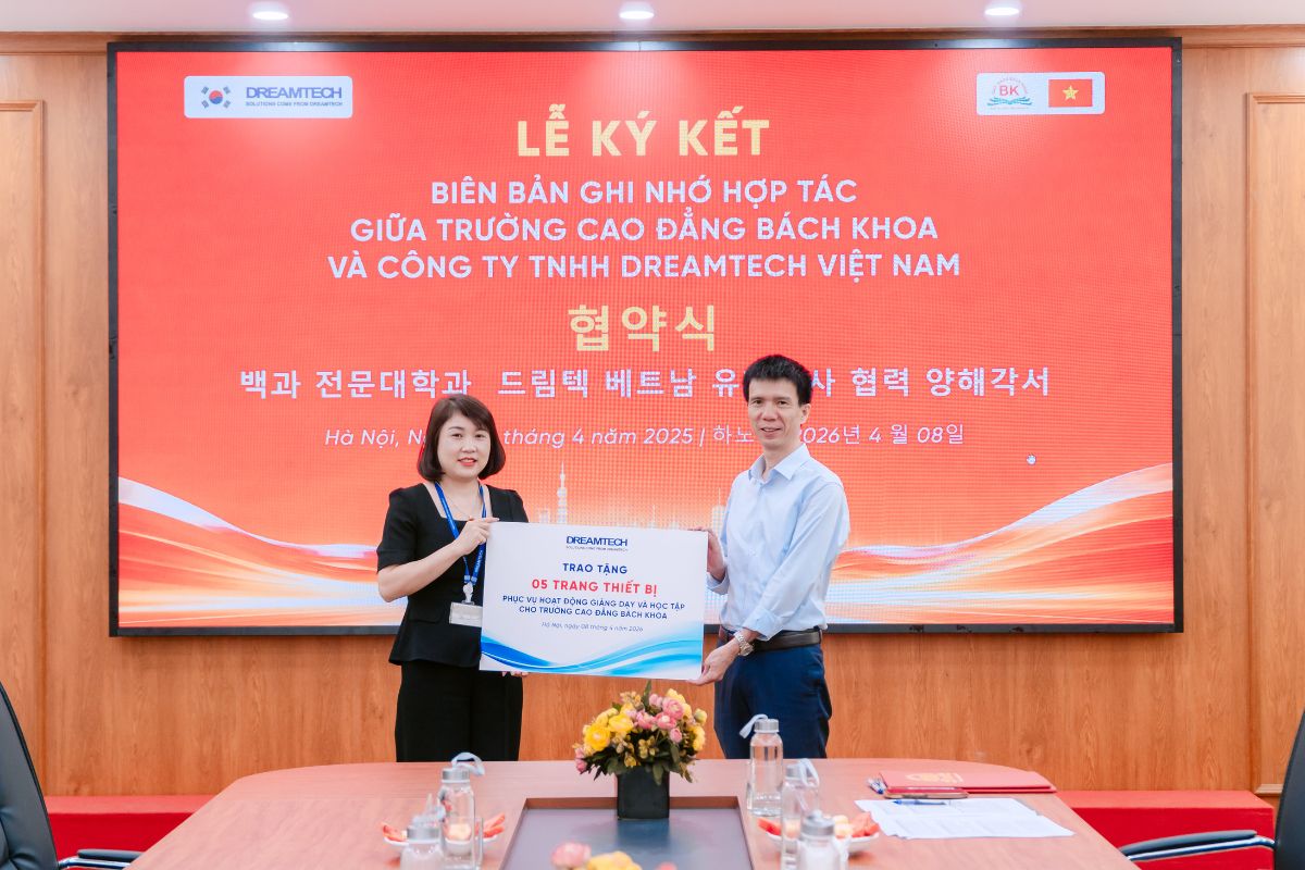 Tại buổi Lễ ký kết Biên bản ghi nhớ hợp tác, Công ty TNHH Dreamtech Việt Nam chính thức trao tặng 05 trang thiết bị cho nhà trường Tại buổi Lễ ký kết Biên bản ghi nhớ hợp tác, Công ty TNHH Dreamtech Việt Nam chính thức trao tặng 05 trang thiết bị cho nhà trường