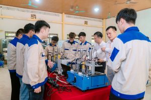 Sinh viên hào hứng lắng nghe thầy cô giới thiệu thiết bị tại buổi trao tặng