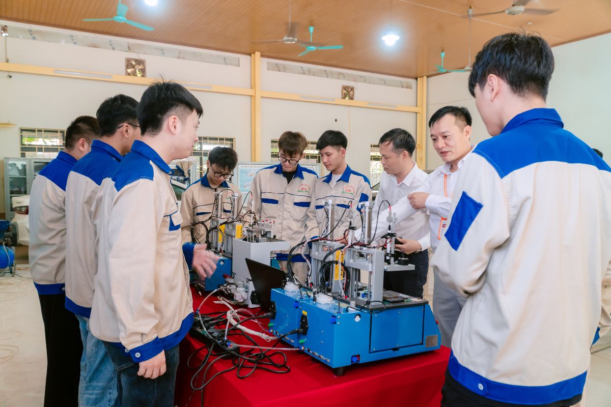 Sinh viên hào hứng lắng nghe thầy cô giới thiệu thiết bị tại buổi trao tặng