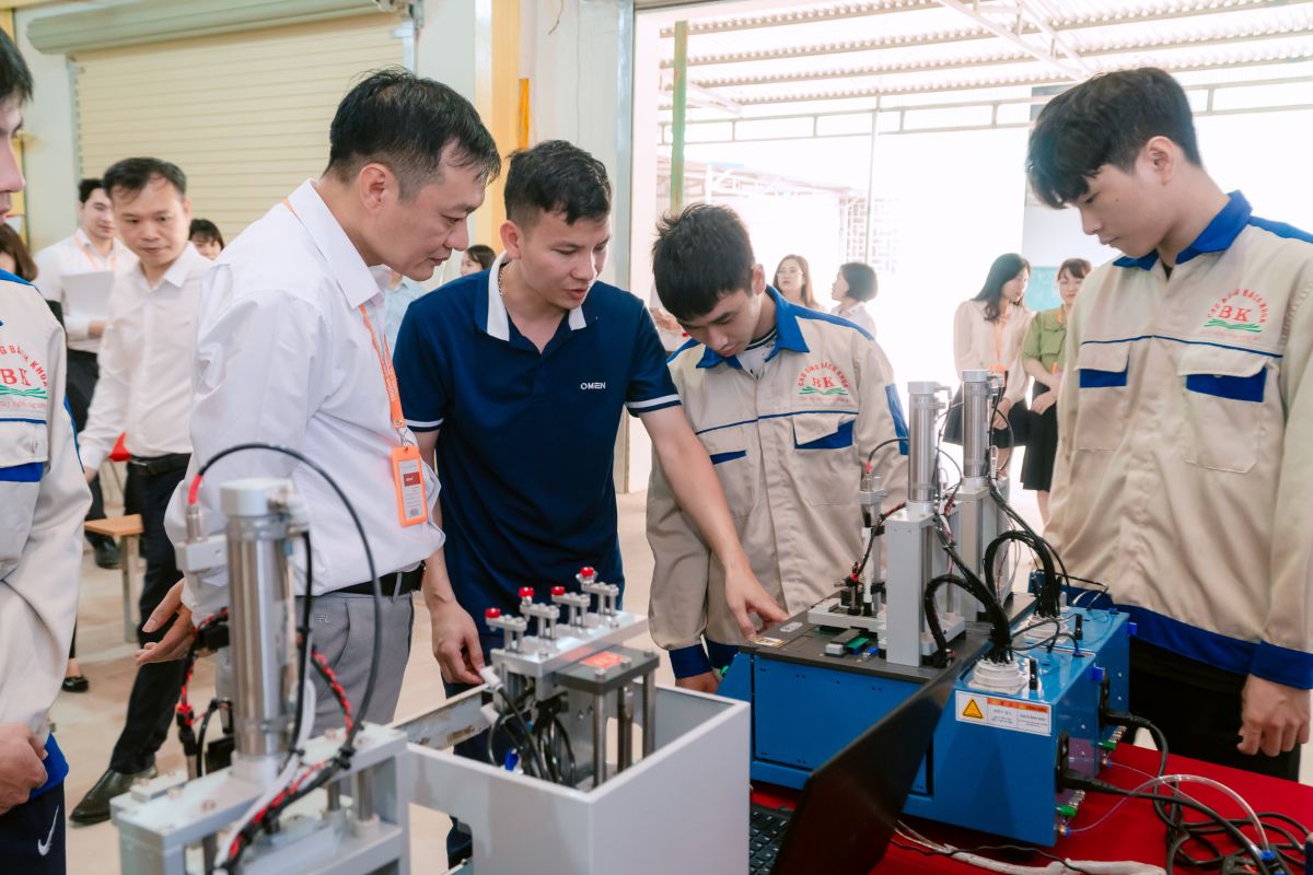 Sinh viên được hướng dẫn thao tác trên thiết bị Sinh viên được hướng dẫn thao tác trên thiết bị