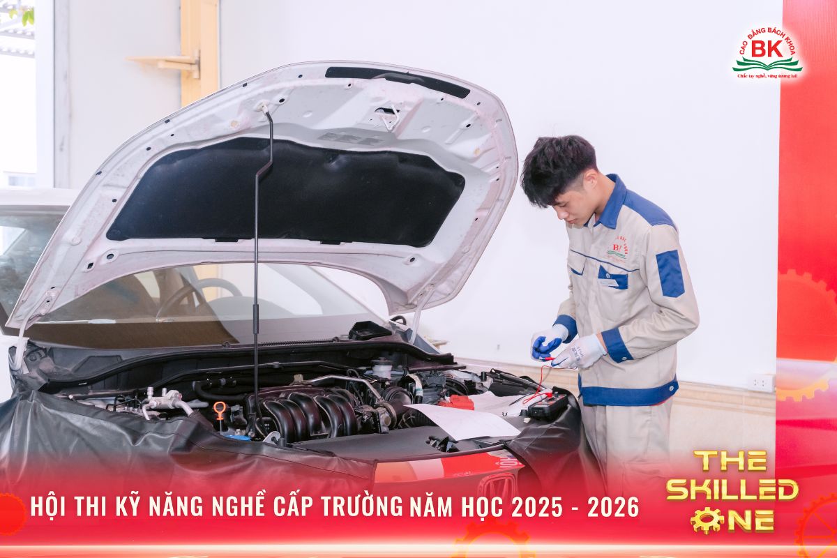 Sinh viên Công nghệ Ô tô thực hiện phần thi điện